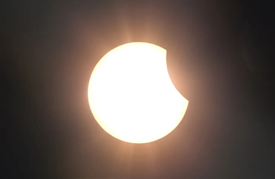 Jak zrobić filtr słoneczny do teleskopu, aby bezpiecznie obserwować Słońce