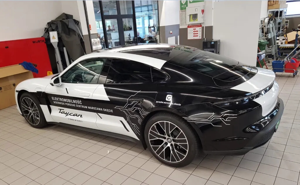 Jak druk na folii do oklejania samochodów może odmienić Twój pojazd