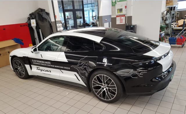 Jak druk na folii do oklejania samochodów może odmienić Twój pojazd Jak druk na folii do oklejania samochodów może odmienić Twój pojazd