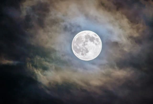 Jak obserwować Księżyc przez teleskop i nie przegapić szczegółów Jak obserwować Księżyc przez teleskop i nie przegapić szczegółów