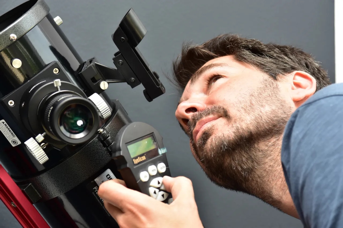 Jak podłączyć aparat do teleskopu i uzyskać niesamowite zdjęcia