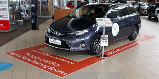 Folia podłogowa z nadrukiem - trwałość i estetyka w reklamie Folia podłogowa z nadrukiem - trwałość i estetyka w reklamie